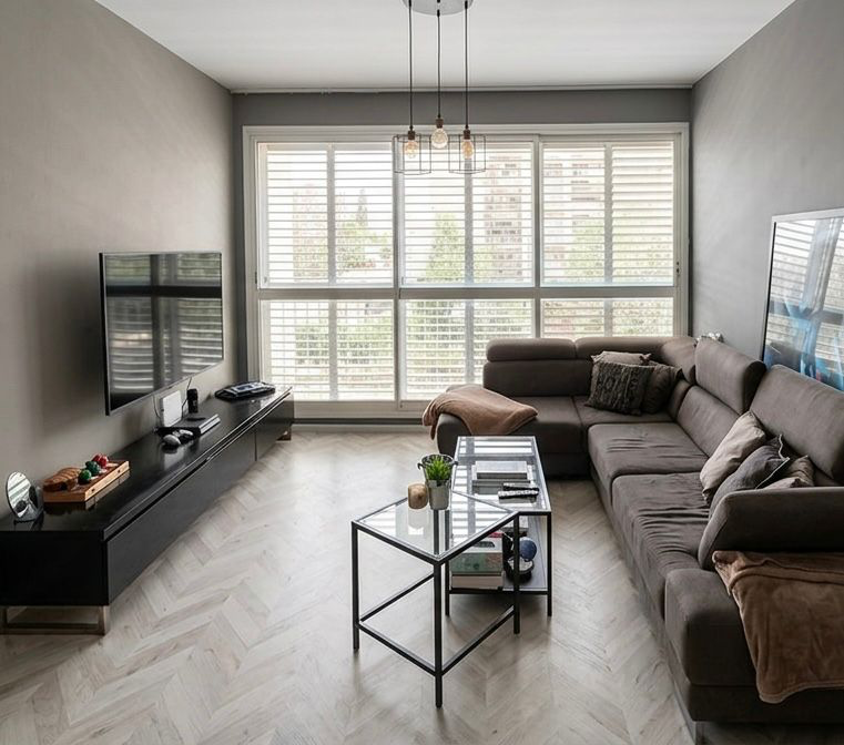 Real-estate room โ after